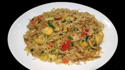 নুডলস (ভেজ / চিকেন / ডিম)